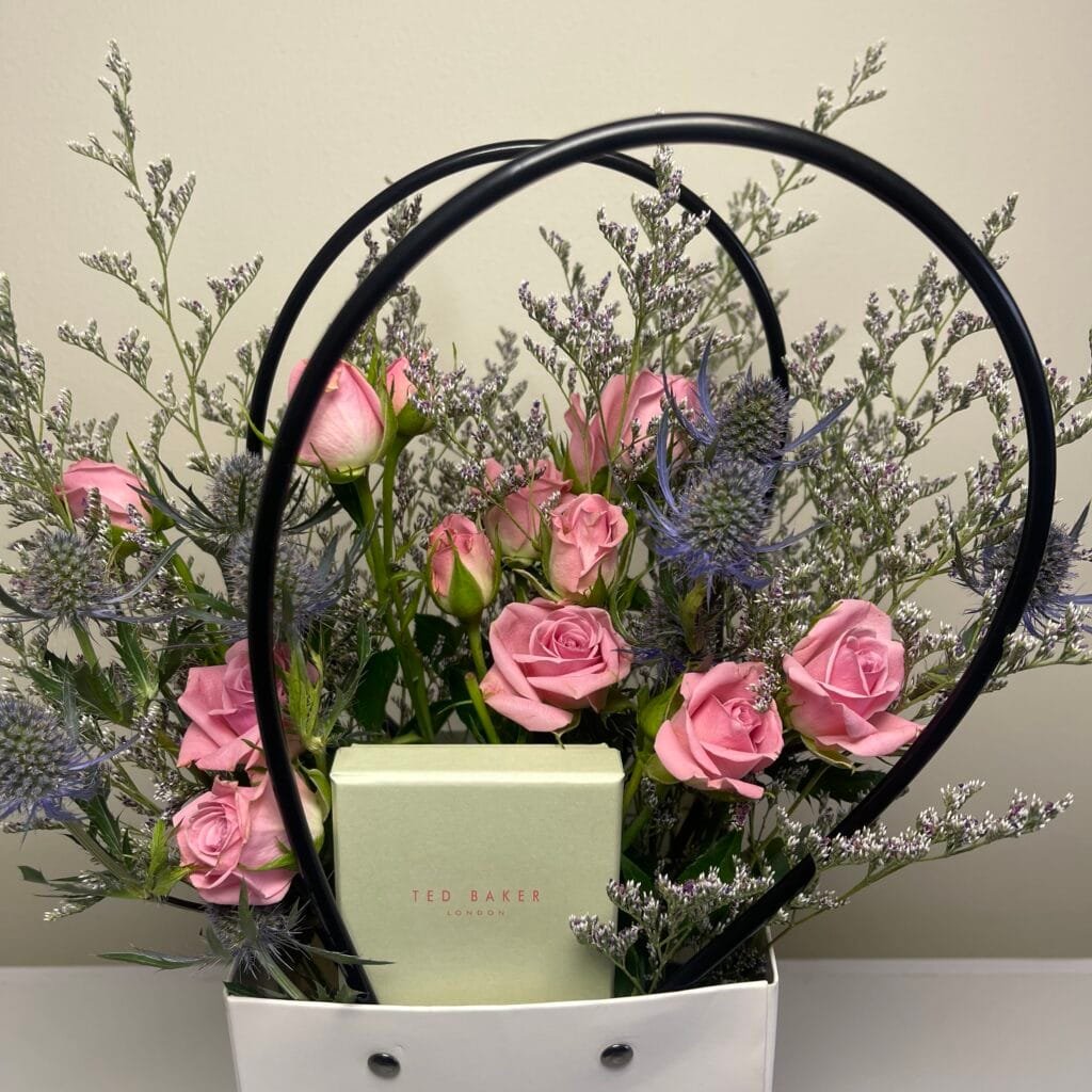 ⁦A GIRLS GIRL⁩ - الصورة ⁦2⁩